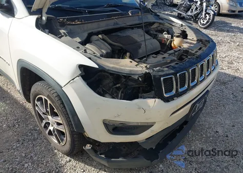 2018 Jeep Compass Latitude 4X4 z USA, uszkodzony, nr VIN 3C4NJDBB6JT177374